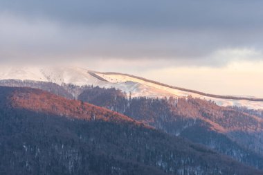 Bulutlu gökyüzü arka plan şaşırtıcı doğa manzaralı
