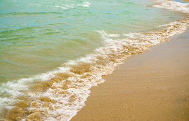 deniz suyu ve kumlu plaj 