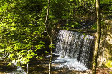 Muhteşem şelaleler kayalık dağ arka plan ile görmek