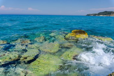 Büyük kayalar büyüleyici doğal deniz manzaralı