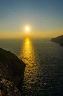 Denizin üzerinde şaşırtıcı güzel gün batımı gökyüzü