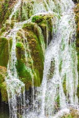 Muhteşem şelaleler kayalık dağ arka plan ile görmek