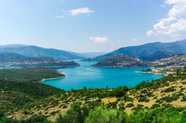 Yeşil ve mavi lagün ile büyüleyici doğa Dağ Manzaralı