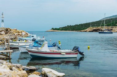 Sahile yakın limanda demirli tekneler