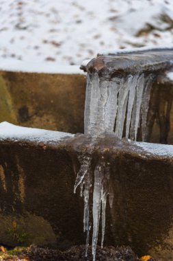 Doğa arka plan üzerinde büyük soğuk buz sarkıtları