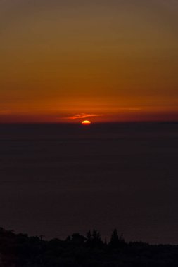 Sescape üzerinde dramatik günbatımı gökyüzü