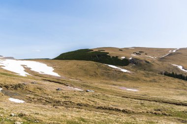 Yeşil ve mavi gökyüzü ile büyüleyici doğa dağ manzaralı