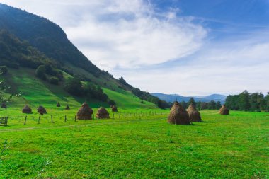 Yeşil ve mavi bulutlu gökyüzü ile büyüleyici doğa dağ manzaralı