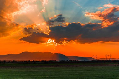 Bulutlu gökyüzü arka plan şaşırtıcı doğa manzaralı