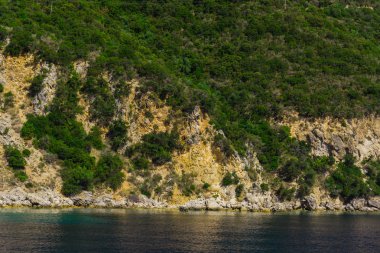 Büyüleyici doğa dağ manzaralı yeşillik ile