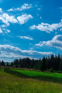 Bulutlu gökyüzü arka plan şaşırtıcı doğa manzaralı
