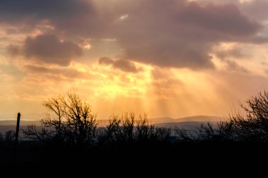 Bulutlu gökyüzü arka plan şaşırtıcı doğa manzaralı