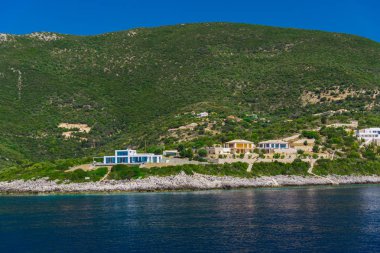 okyanus suyunda ada tepelerde modern mimari 