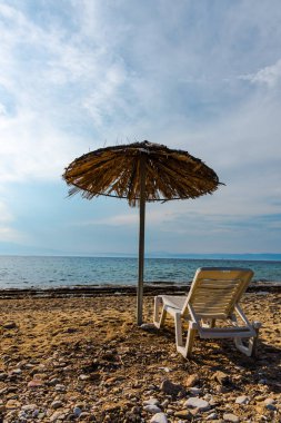 deniz kenarı sahil şeridi ve şezlonglu şemsiye
