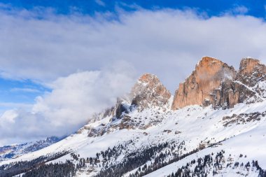 Kabarık karla kaplı dağ manzaralı şaşırtıcı