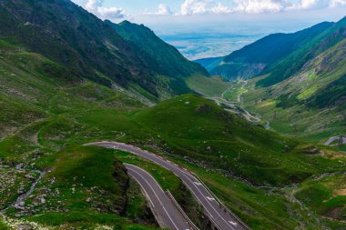 Yeşil ve mavi bulutlu gökyüzü ile büyüleyici doğa dağ manzaralı