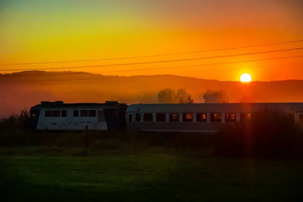 Gün Batımı Gökyüzü Altında Tren — Stok fotoğraf