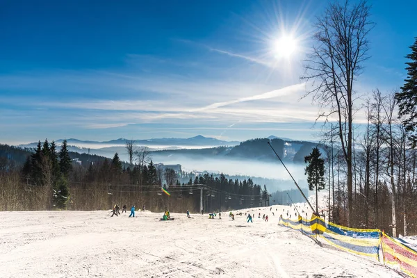 Atemberaubende Aussicht Auf Die Berge Mit Flauschigem Schnee Und Skifahrer — Stockfoto