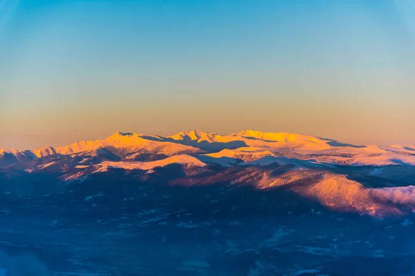 Montañas Nevadas Con Imagen Aérea Niebla — Foto de Stock