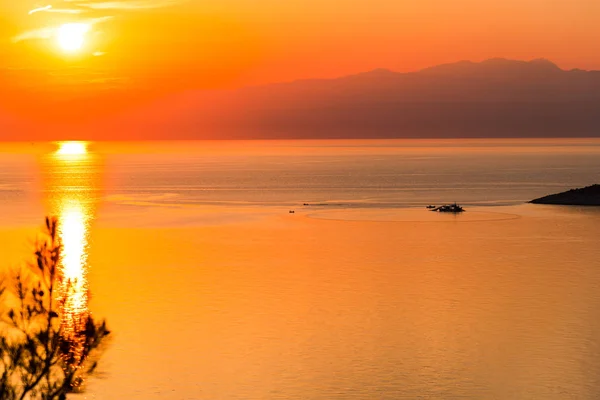 Orangeroter Sonnenuntergang Über Dem Wasser Des Sees — Stockfoto