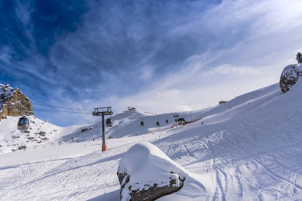 令人惊叹的山景覆盖着蓬松的雪和滑雪的人 — 图库照片