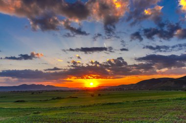 Bulutlu gökyüzü arka plan şaşırtıcı doğa manzaralı