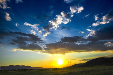 Bulutlu gökyüzü arka plan şaşırtıcı doğa manzaralı