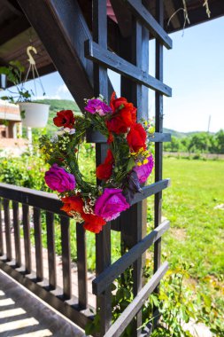 İnanılmaz renkli çiçek açan çiçek çelenk yakın çekim