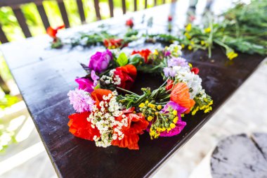 İnanılmaz renkli çiçek açan çiçek çelenk yakın çekim