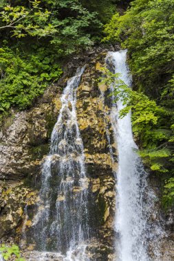 Muhteşem şelaleler kayalık dağ arka plan ile görmek