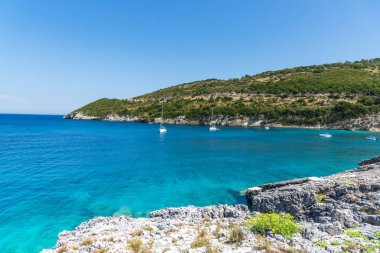 Mavi lagün büyüleyici dağ manzaralı  