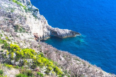 Mavi lagün büyüleyici dağ manzaralı  
