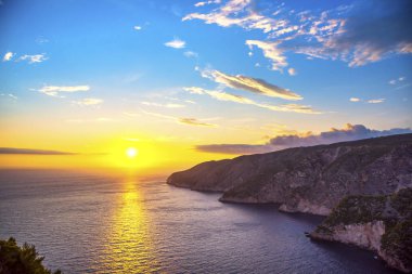 Büyüleyici doğal mavi deniz manzaralı 