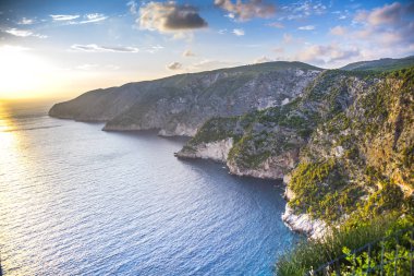 Büyüleyici doğal mavi deniz manzaralı 