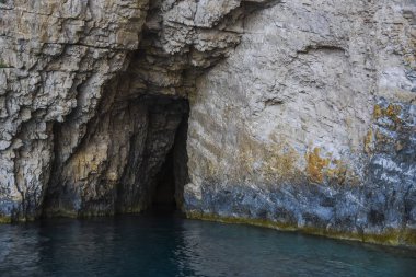 Büyüleyici doğa dağ manzaralı yeşillik ile