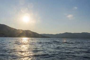 Büyüleyici doğal mavi deniz manzaralı 