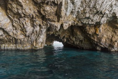 Büyüleyici doğa dağ manzaralı yeşillik ile