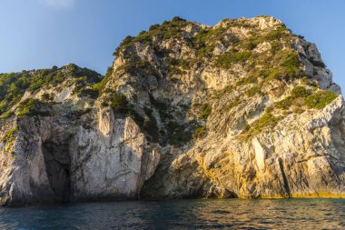Büyüleyici doğa dağ manzaralı yeşillik ile