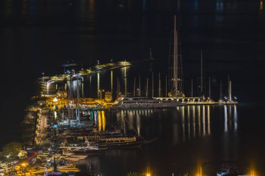 Gece ışıkları ile şehir manzarası havadan çekim