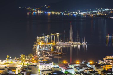 Gece ışıkları ile şehir manzarası havadan çekim