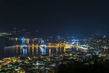 Gece ışıkları ile şehir manzarası havadan çekim