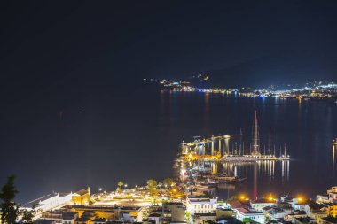Gece ışıkları ile şehir manzarası havadan çekim