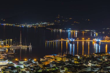 Gece ışıkları ile şehir manzarası havadan çekim