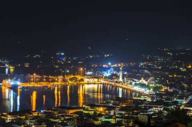 Gece ışıkları ile şehir manzarası havadan çekim