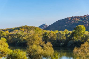 dağlarda ve gölde ağaçlar ile manzara 