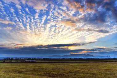 Bulutlu gökyüzü arka plan şaşırtıcı doğa manzaralı