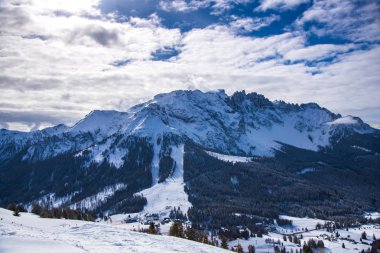 Bulutlu gökyüzü arka plan şaşırtıcı doğa manzaralı