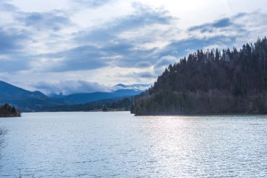 Nehir ve dağ arka plan ile müthiş doğa manzarası