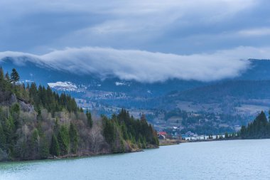 Nehir ve dağ arka plan ile müthiş doğa manzarası