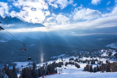 Ağaçlar ve bulutlu gökyüzü arka plan şaşırtıcı doğa manzaralı